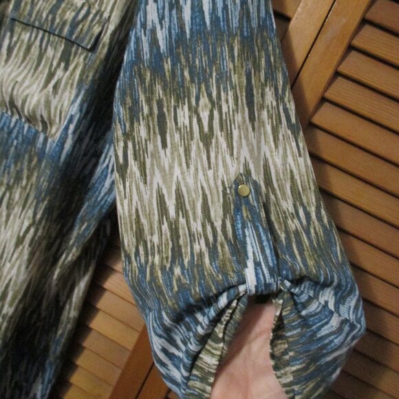 Cato top V neck with zipper lightweight 3/4 sleeve blues & greens size 22W - Picture 6 of 9